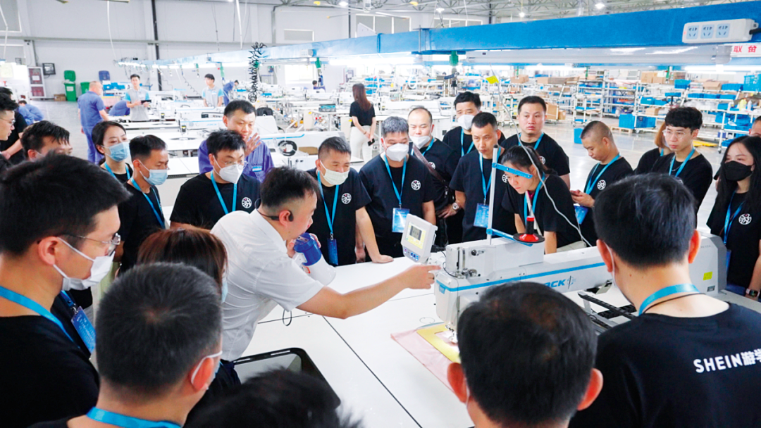 与广州不同,东莞的繁华和快节奏是由工厂塑造的.