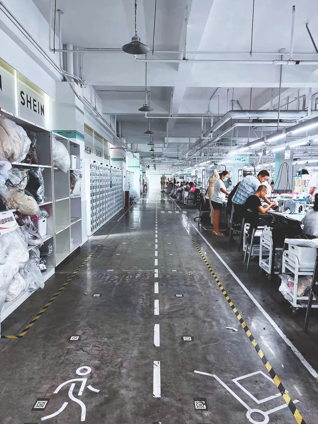 与广州不同,东莞的繁华和快节奏是由工厂塑造的.